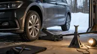 Garagedomkraft lyfter bilen vid rätt lyftpunkt med pallbock redo